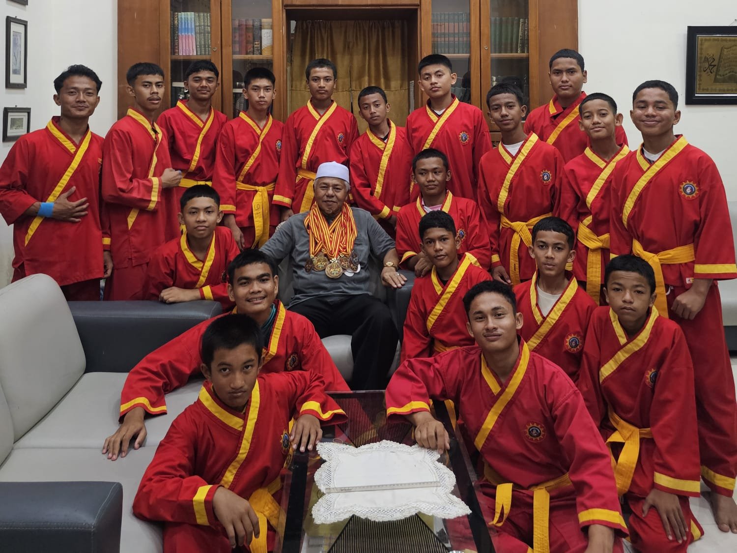 38 Medali, Satu Nama: Santri Azzanjabil Tampil Gemilang di Arena Tapak Suci